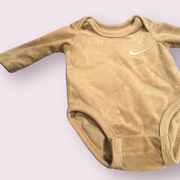 Newborn Nike Tan Velour Outfit Set Bodysuit And Pants - Picture 6 of 10